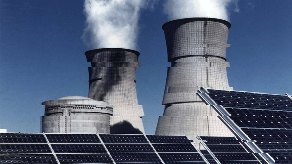 Centrale nucléaire et panneaux photovoltaïques